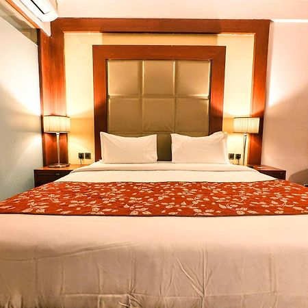 The Sky Imperial, Thaltej Hotell Ahmedabad Exteriör bild