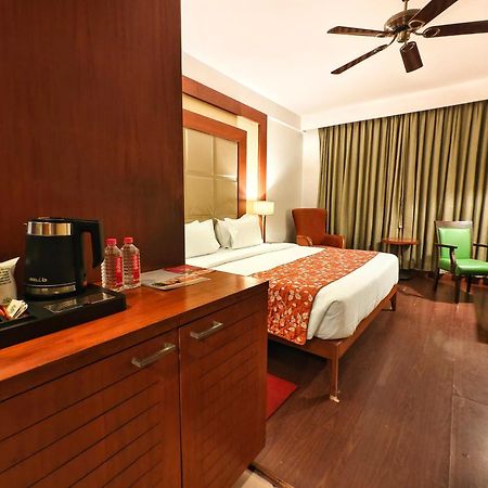 The Sky Imperial, Thaltej Hotell Ahmedabad Exteriör bild