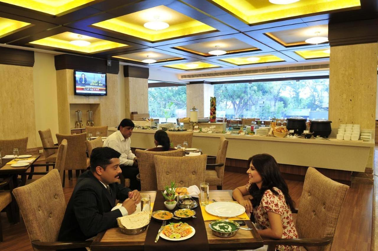 The Sky Imperial, Thaltej Hotell Ahmedabad Exteriör bild