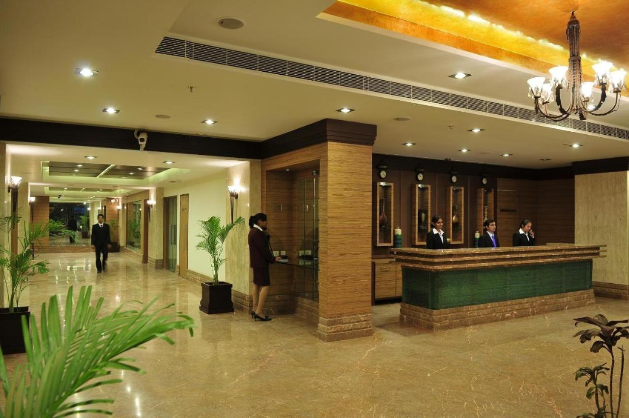 The Sky Imperial, Thaltej Hotell Ahmedabad Exteriör bild