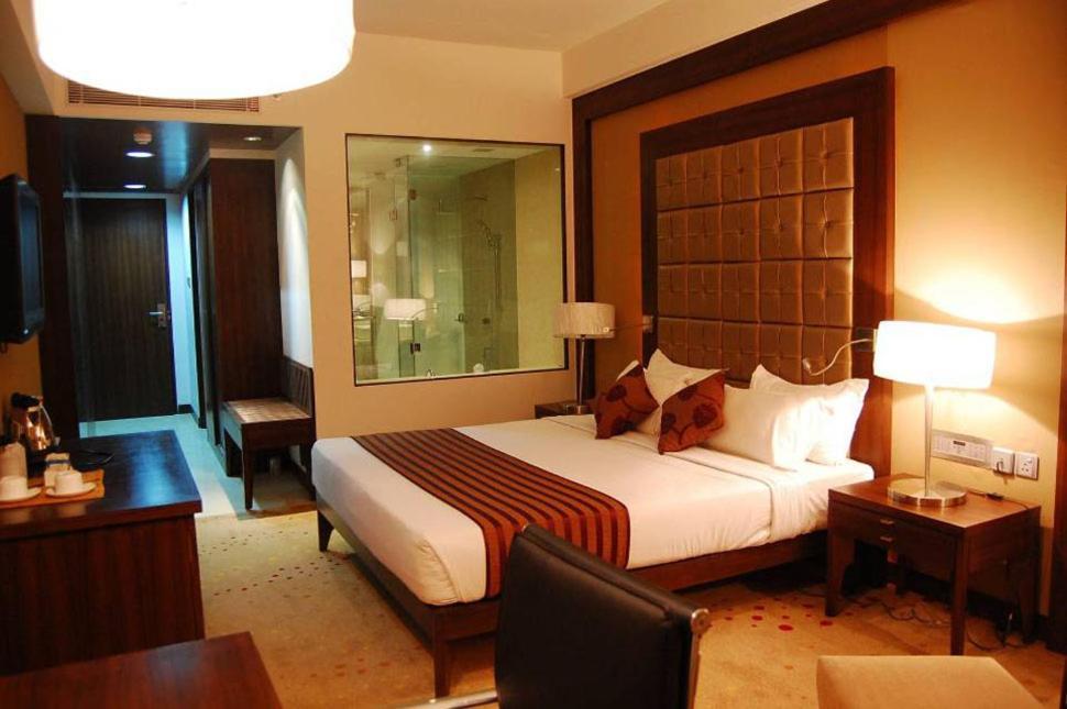 The Sky Imperial, Thaltej Hotell Ahmedabad Exteriör bild