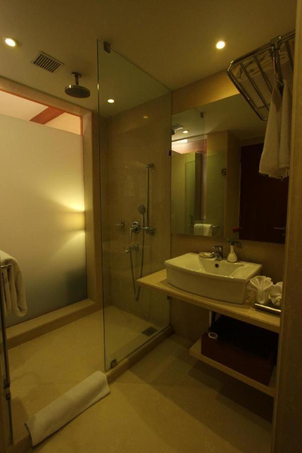 The Sky Imperial, Thaltej Hotell Ahmedabad Exteriör bild