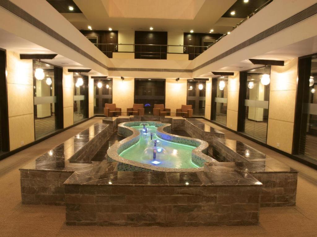The Sky Imperial, Thaltej Hotell Ahmedabad Exteriör bild
