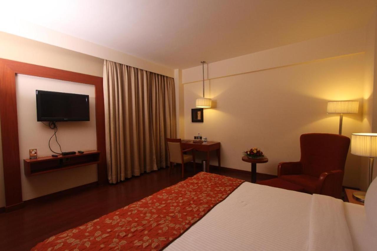The Sky Imperial, Thaltej Hotell Ahmedabad Exteriör bild