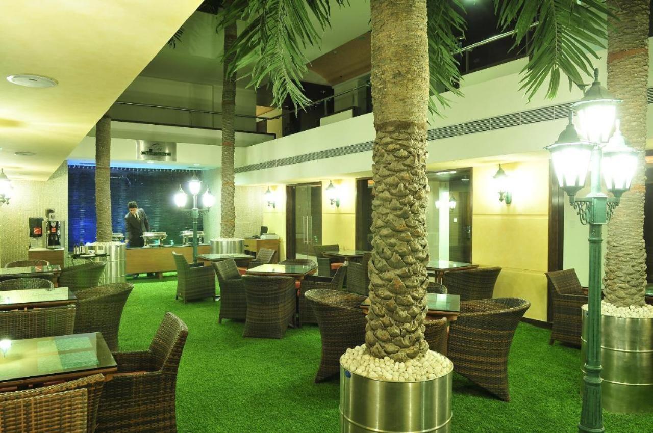 The Sky Imperial, Thaltej Hotell Ahmedabad Exteriör bild