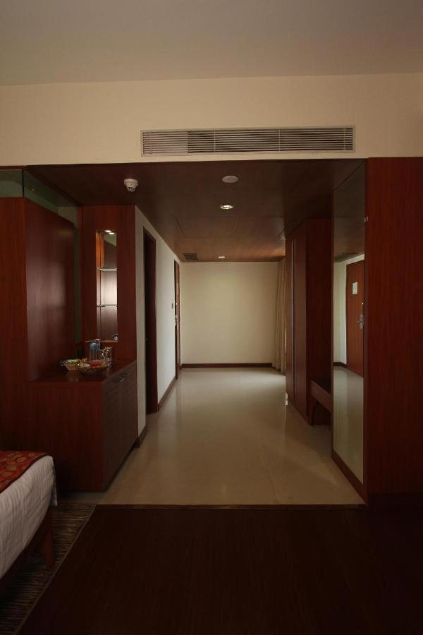 The Sky Imperial, Thaltej Hotell Ahmedabad Exteriör bild
