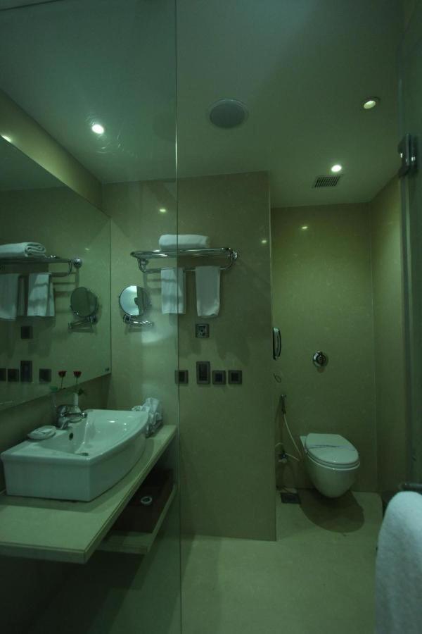 The Sky Imperial, Thaltej Hotell Ahmedabad Exteriör bild