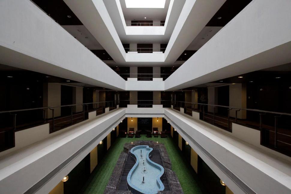 The Sky Imperial, Thaltej Hotell Ahmedabad Exteriör bild