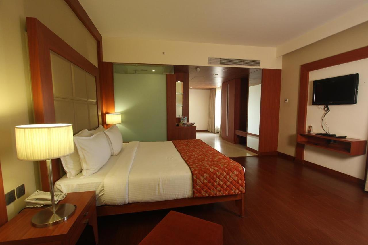 The Sky Imperial, Thaltej Hotell Ahmedabad Exteriör bild