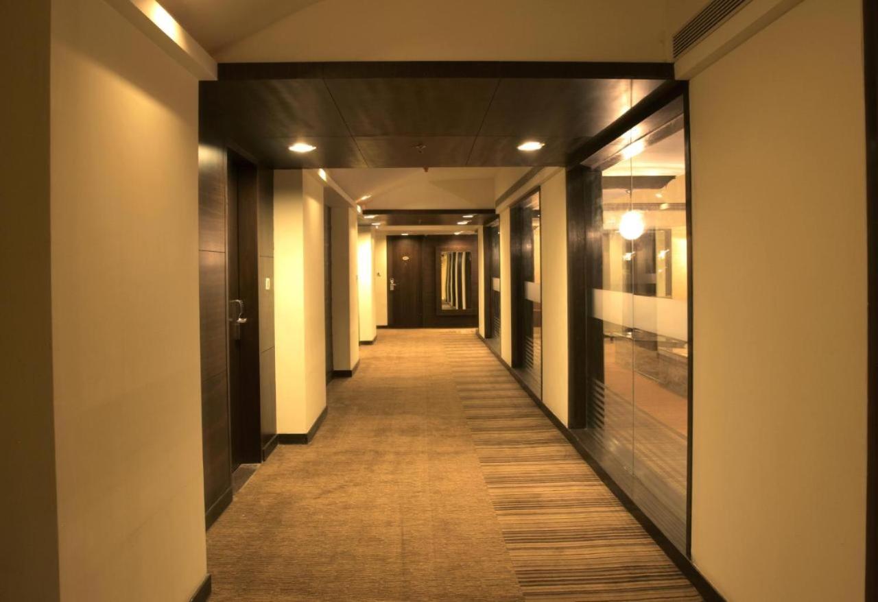 The Sky Imperial, Thaltej Hotell Ahmedabad Exteriör bild