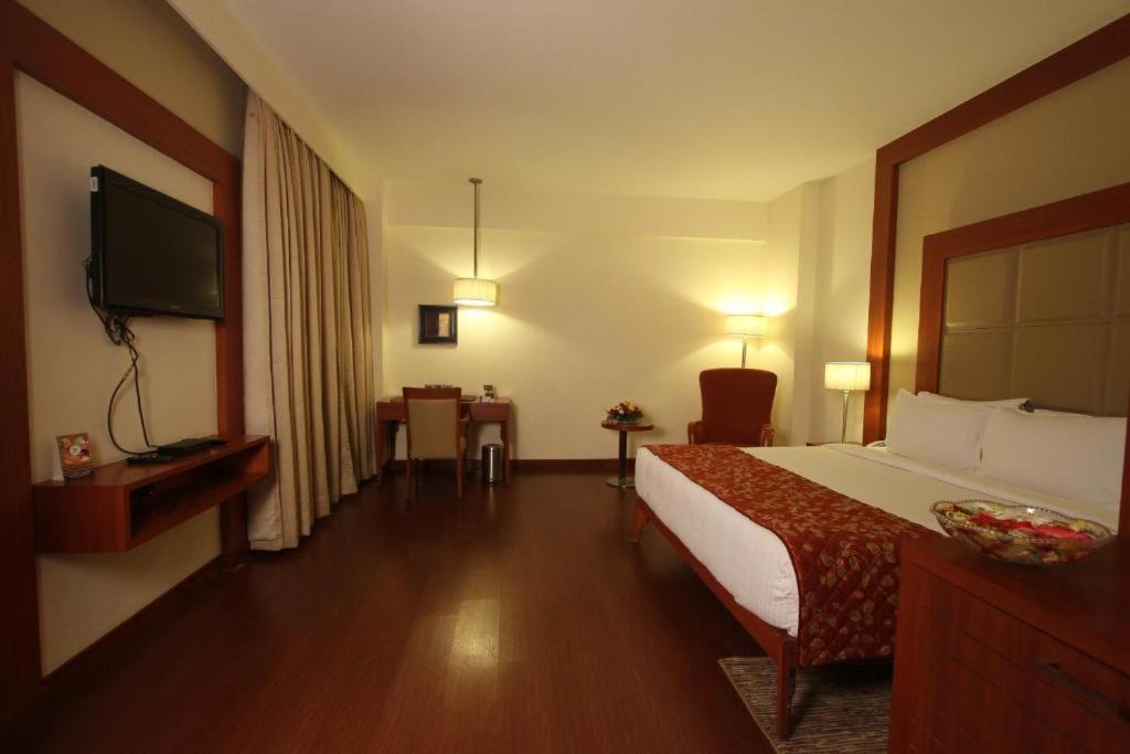 The Sky Imperial, Thaltej Hotell Ahmedabad Exteriör bild