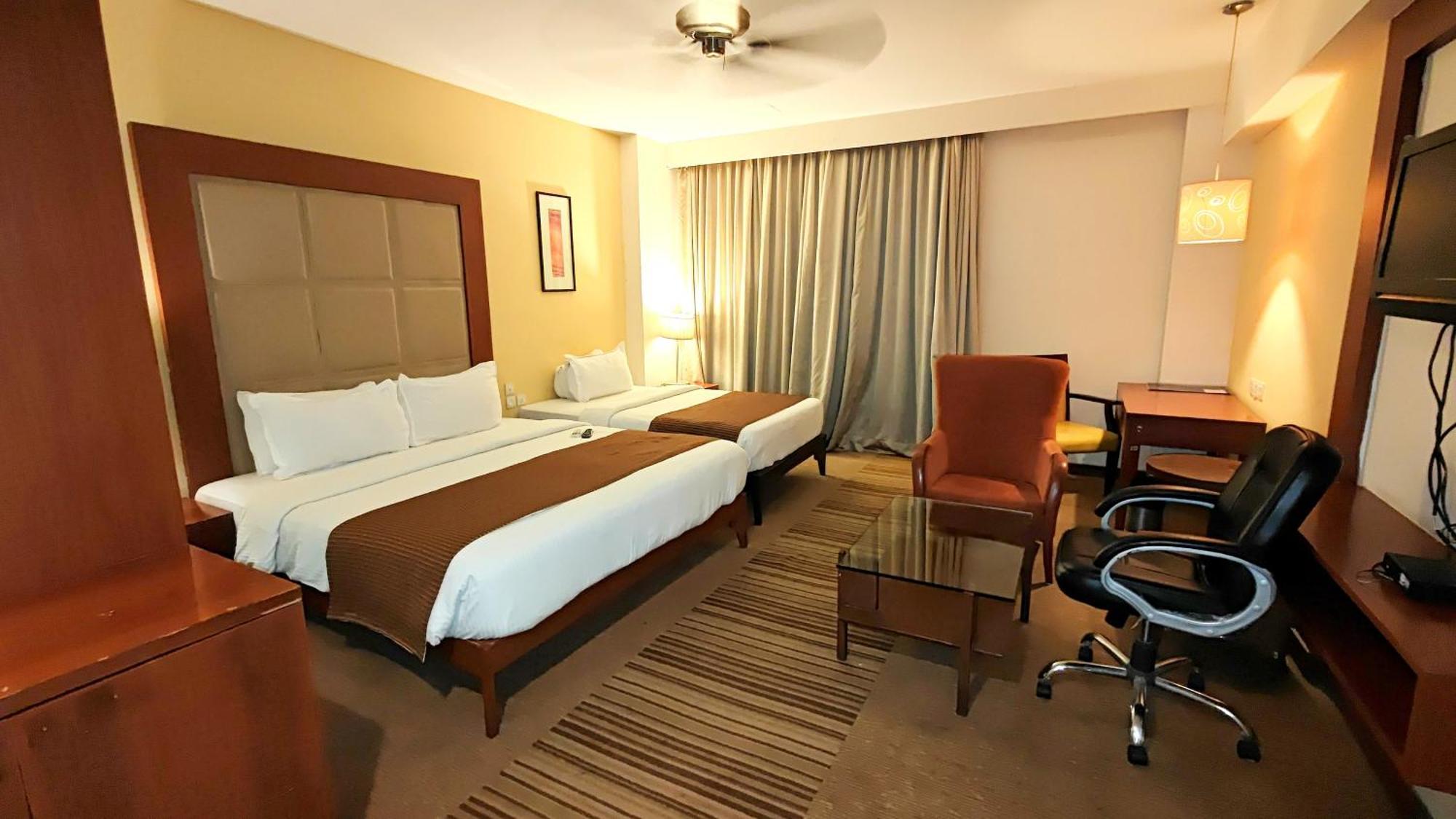 The Sky Imperial, Thaltej Hotell Ahmedabad Exteriör bild