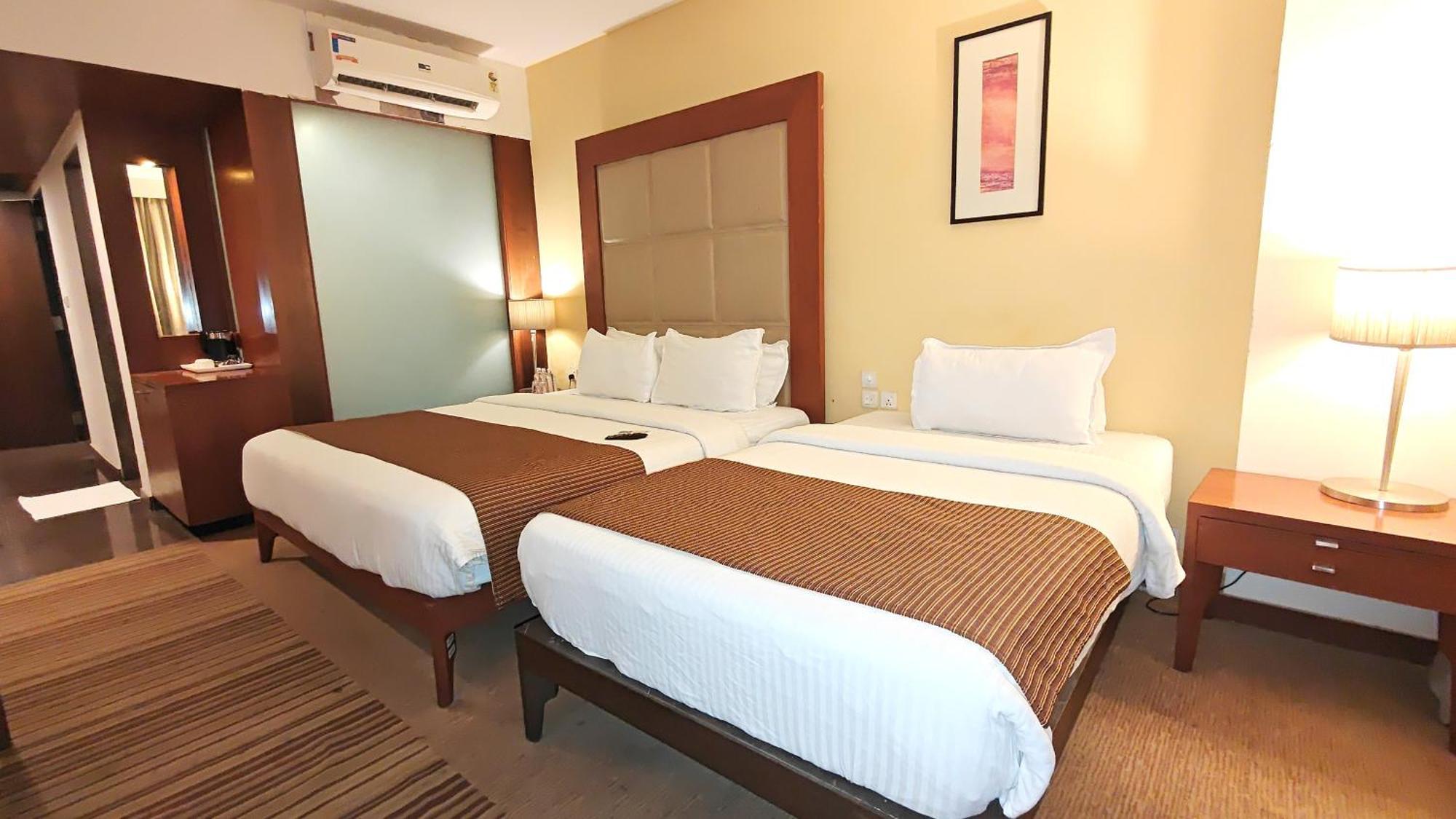 The Sky Imperial, Thaltej Hotell Ahmedabad Exteriör bild