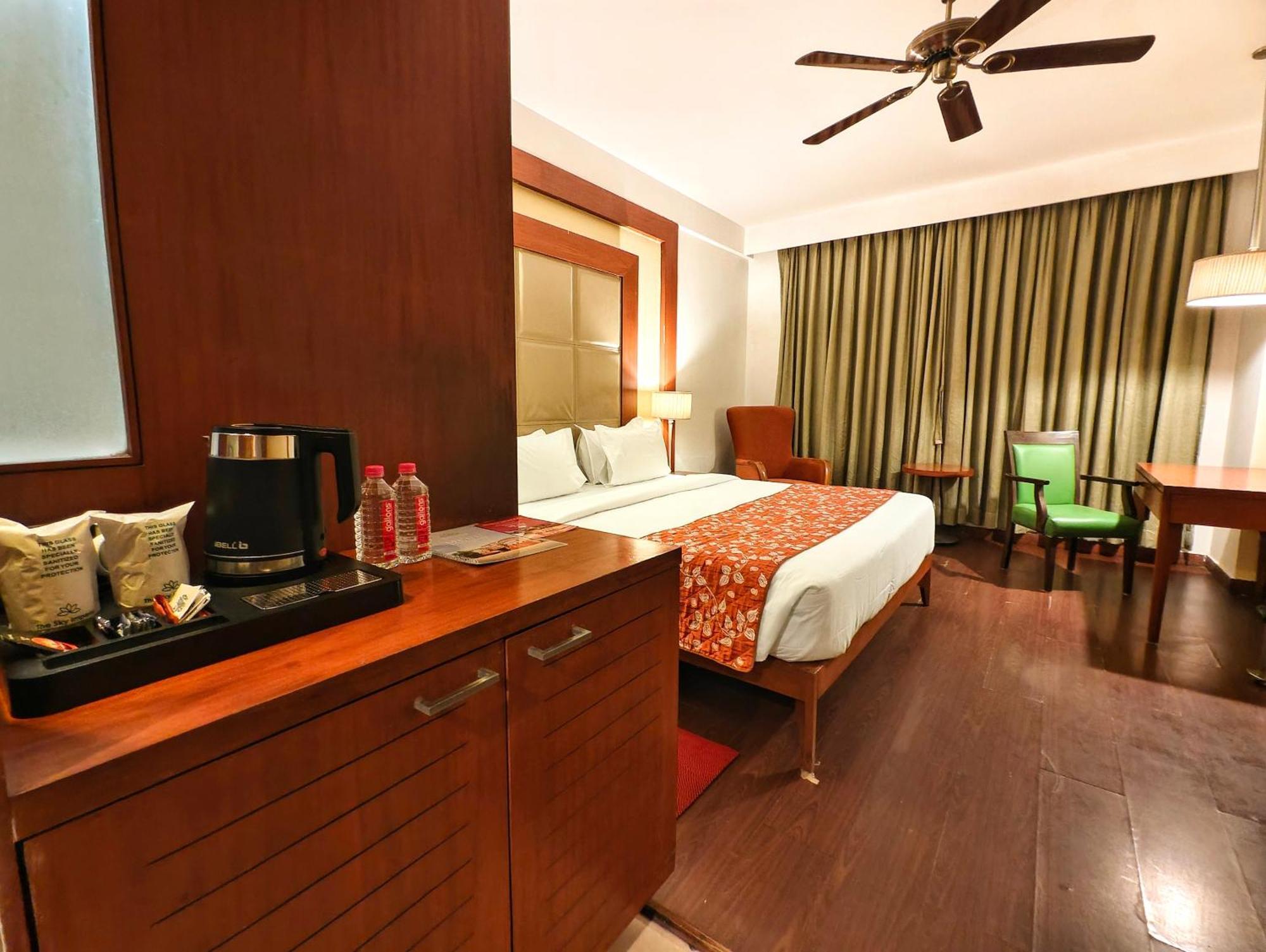 The Sky Imperial, Thaltej Hotell Ahmedabad Exteriör bild