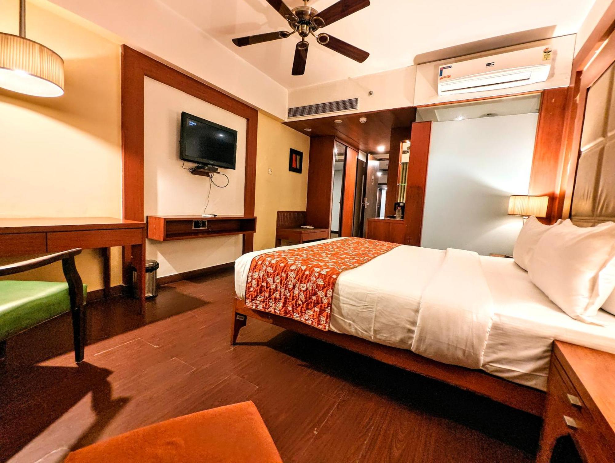 The Sky Imperial, Thaltej Hotell Ahmedabad Exteriör bild